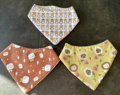 Bavoir bandana bébé à pression, imprimés colorés et adorables, confort et praticité / Baby bandana slab met drukknoop, schattige kleurrijke prints, comfort en praktisch / Baby bandana bib with snap button, cute colourful prints, comfort and practicality