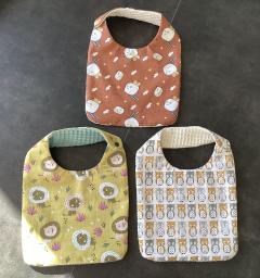 Bavoir bébé double en coton doux, fermeture pression latérale, motifs colorés / Dubbele baby slab van zacht katoen, zijdrukknoopsluiting, kleurrijke motieven / Double baby bib in soft cotton, side snap closure, colourful patterns