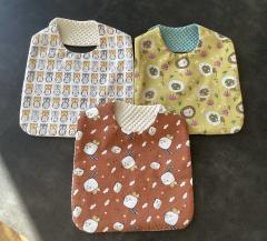 Bavoir bébé doux et doublé avec fermeture pression latérale, motif coloré, fait main / Zachte dubbele baby slab met zijdrukknoopsluiting, kleurrijk motief, handgemaakt / Soft double baby bib with side snap closure, colourful pattern, handmade