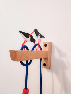 Lampe murale artisanale Huitrier – oiseaux marins en plexi et bois de hêtre, design unique inspiré de la nature / Ambachtelijke wandlamp Huitrier – zeevogels in plexi en beukenhout, uniek natuur geïnspireerd ontwerp / Huitrier wall lamp – seabirds in plexi and beech wood, unique nature-inspired handmade design