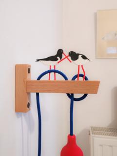 Lampe murale Huitrier 2 en bois et plexi, duo d’oiseaux rouges, déco esprit bord de mer / Houten en plexi wandlamp Huitrier 2, rood vogelduo, maritieme decoratie / Huitrier 2 wall lamp in wood and plexi, red bird duo, seaside decor ATELIER POPI