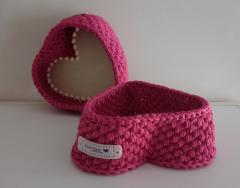 Panier cœur en coton crocheté rouge avec fond en bois, création artisanale déco / Rode gehaakte katoenen hartmand met houten bodem, handgemaakte decoratie / Red crocheted cotton heart basket with wooden base, handmade decoration