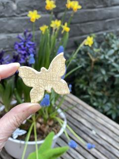 Broche papillon dorée en céramique, fond floral, bijou artisanal lumineux et élégant / Gouden keramieken vlinderbroche, bloemenachtergrond, licht en elegant handgemaakt juweel / Golden ceramic butterfly brooch, floral background, bright and elegant handmade jewellery