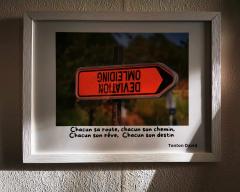 Photographie encadrée artistique “Déviation”, panneau routier rouge et noir, déco murale originale / Ingelijste artistieke foto “Déviation”, rood-zwart verkeersbord, originele muurdecoratie / Framed artistic photograph “Déviation”, red and black road sign, original wall decoration