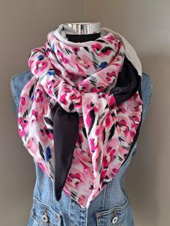 Foulard femme pièce unique – motif graphique rose, noir et blanc, accessoire de mode artisanal & original / Unieke dames sjaal – grafisch roze, zwart en wit patroon, handgemaakt mode-accessoire / Unique women’s scarf – pink, black & white graphic print, handmade original fashion accessory Manon Creation