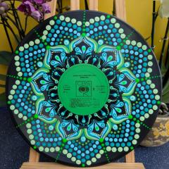 Photo de l'article Vinyle décoratif upcyclé - Pièce unique n° 24023 - 100% fait main - Mandala & Dot Art - Acrylique