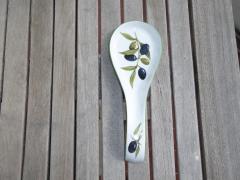 Repose-cuillère en porcelaine décor olives, style méditerranéen, fabrication artisanale / Lepelhouder van porselein met olijvendecor, mediterrane stijl, handgemaakt / Porcelain spoon rest with olive design, Mediterranean style, handmade