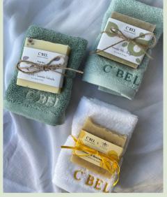 Mini kit visage écologique – serviette en coton bio 30x30 cm et savon, création artisanale C'Bel / Mini gezichtskit – biologisch katoenen handdoekje 30x30 cm en zeep, handgemaakt door C'Bel / Mini face kit – organic cotton towel 30x30 cm and soap, handmade by C'Bel