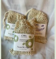 Savon artisanal naturel avec sac exfoliant en sisal – création C’Bel, mousse généreuse et soin de la peau / Handgemaakte natuurlijke zeep met sisal scrubzakje – creatie van C’Bel, zachte schuim en huidverzorging / Handmade natural soap with sisal exfoliating bag – C’Bel creation, rich foam and skin care