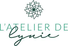 Logo L’Atelier de Lynie – artisan belge spécialisé dans la création de bougies décoratives faites main. Chaque bougie est conçue comme une œuvre artisanale mêlant esthétique, parfum subtil et durabilité. Fabrication locale, cire naturelle et finitions raffinées pour illuminer les intérieurs avec douceur et élégance. Handmade Belgian decorative candles — natural, scented and crafted with passion / Logo van L’Atelier de Lynie, Belgische ambachtelijke kaarsenmaker, duurzame handgemaakte geurkaarsen met stijl.