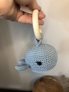Hochet bébé baleine bleu ciel, crochet en coton Oeko-Tex, création artisanale idéale cadeau de naissance / Rammelaar walvis lichtblauw, gehaakt in Oeko-Tex katoen, ambachtelijk geboortecadeau / Light blue whale baby rattle in Oeko-Tex cotton, handmade, thoughtful newborn gift