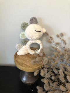 Hochet bébé Pablo le dinosaure vert, crochet artisanal avec grelot, cadeau de naissance original / Baby rammelaar Pablo de dino groen, handgemaakt gehaakt met belletje, origineel geboortecadeau / Handmade green dinosaur rattle Pablo with bell, crocheted baby toy, unique newborn gift