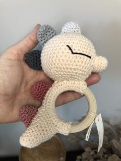 Hochet bébé dinosaure gris et rose, crocheté main avec grelot, cadeau de naissance artisanal unique / Babyrammelaar dinosaurus grijs en roze, handgehaakt met belletje, uniek geboortecadeau ambachtelijk / Baby rattle dinosaur grey and pink, handmade crochet with bell, unique newborn gift