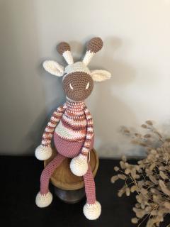 Boîte à musique bébé girafe vieux rose, fait main, lavable et adorable, cadeau naissance unique / Muziekdoosje baby giraf oudroze, handgemaakt, wasbaar en schattig, uniek geboortecadeau / Baby giraffe music box old pink, handmade, washable and adorable, unique newborn gift