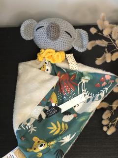 Doudou Koala bébé avec collerette jaune soleil, fait main et lavable / Koala knuffeldoek baby met gele kraag, handgemaakt en wasbaar / Baby Koala comforter with sunny yellow collar, handmade and washable