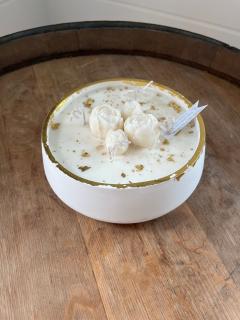 Bougie artisanale “Aurora” parfum Monoï – Roses de cire – Éco-résine blanche et dorée – Idée cadeau déco maison & corporate gift / Ambachtelijke kaars “Aurora” Monoi geur – Wasrozen – Witte en gouden eco-hars – Huisdecoratie geschenk & bedrijfs cadeau / Handmade “Aurora” candle Monoi scent – Wax roses – White and gold eco-resin – Home décor gift & corporate gift