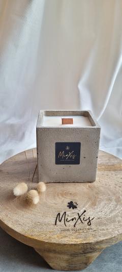 Bougie artisanale cube en béton – design moderne et ambiance cosy / Kubusvormige kaars in beton – modern design en gezellige sfeer / Concrete cube candle – modern design, warm cosy feel