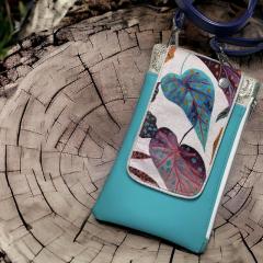 Pochette GSM artisanale – sac bandoulière réglable multi-compartiments en liège et tissu, pratique et élégante / Ambachtelijk GSM-tasje – verstelbare crossbody met meerdere vakken van kurk en stof, praktisch en elegant / Handmade phone pouch – adjustable crossbody with multiple compartments in cork and fabric, practical and stylish