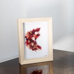 Cadre déco mural artisanal en fleurs séchées rouges, lune en relief, création naturelle / Ambachtelijk muurdecor kader met rode droogbloemen & maan in reliëf, natuurlijk design / Handmade wall frame with red dried flowers & raised moon, natural poetic decoration