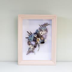 Cadre déco moderne en fleurs séchées bleues et blanches, création artisanale apaisante / Modern kader met blauwe & witte droogbloemen, rustgevend handgemaakt ontwerp / Modern wall frame with blue & white dried flowers, calming handmade decoration Atelier B&L