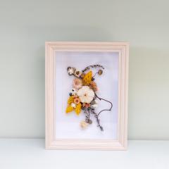 Cadre mural fleurs séchées jaune et blanc, design artisanal unique & lumineux / Muurdecor met geel & wit droogbloemen, uniek en lichtgevend handgemaakt ontwerp / Wall art with yellow & white dried flowers, unique bright handmade design Atelier B&L