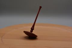 Photo de l'article Toupie de collection #3 – objet artisanal en bois, ludique & décoratif à offrir ou collectionner