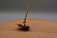 Photo de l'article Toupie de collection #4 – objet artisanal en bois, ludique & décoratif à offrir ou collectionner