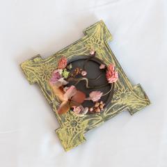 Petit cadre ancien recyclé avec fleurs séchées stabilisées, pièce unique d’upcycling – B&L Atelier Bruxelles / Klein gerecycleerd kader met gestabiliseerde droogbloemen, uniek upcycling stuk – B&L Atelier Brussel / Small upcycled frame with stabilized dried flowers, unique creation – B&L Atelier Brussels