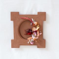 Cadre fleuri artisanal terracotta, upcycling avec fleurs séchées stabilisées – B&L Atelier Bruxelles / Handgemaakt bloemenkader terracotta, upcycling met gestabiliseerde droogbloemen – B&L Atelier Brussel / Handmade terracotta floral frame, upcycled with stabilized dried flowers – B&L Atelier Brussels