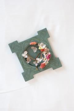 Cadre décoratif vert avec fleurs séchées blanches et roses en relief – Pièce unique artisanale – Idée cadeau maison & corporate gift / Groen decoratief kader met witte en roze gedroogde bloemen in reliëf – Uniek ambachtelijk stuk – Huisgeschenk & bedrijfs cadeau / Green decorative frame with white and pink dried flowers in relief – Unique handmade piece – Home gift & corporate gift