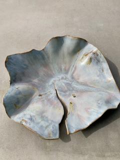 Feuille décorative en céramique façonnée à la main / Handgemaakt keramisch blad, een uniek decoratief stuk / Handmade ceramic leaf sculpture – œuvre poétique de Gene.en.terre.inconnue inspirée par la nature. Cette création belge évoque la légèreté du vent et la force de la terre. Chaque pièce est modelée à la main, révélant la texture, la forme et les nuances uniques de la matière. Une touche naturelle et artistique pour votre maison.