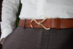 Ceinture cuir marron avec boucle design croisée, élégance moderne – Monty’s Accessories / Bruine leren riem met gekruiste gesp, modern design – Monty’s Accessories / Brown leather belt with cross buckle, modern design – Monty’s Accessories