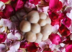 Savon artisanal à la rose, posé sur lit de pétales, romantique et sensoriel / Rozenzeep op rozenblaadjes, romantisch en zintuiglijk / Rose soap on petal bed, romantic and sensory treat