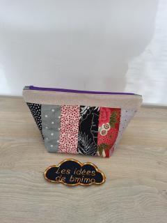 Grande trousse 30 cm en patchwork coloré & jean noir rayé, doublée coton vert d’eau – pièce unique artisanale / Grote toilettetas 30 cm patchwork kleurrijk & gestreept zwart jeans, uniek stuk / Large 30 cm patchwork toiletry bag with striped black denim, unique handmade piece