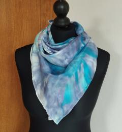 Foulard carré en soie pongée 90x90 cm peint à la main, tons bleu & violet – Selkis création artisanale / Vierkante zijden sjaal 90x90 cm handgeschilderd in blauw & violet – Selkis handwerk / Square silk scarf 90x90 cm hand-painted in blue & violet – Selkis handmade