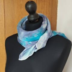 Écharpe carrée en soie pongée artisanale, peinture unique bleu et violet – Selkis / Handgeschilderde zijden carré sjaal in blauw en violet – Selkis / Hand-painted silk square scarf in blue & violet – Selkis