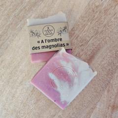 Savon naturel artisanal “À l’ombre des magnolias”, surgras 8 %, doux & relaxant – soin écoresponsable / Natuurlijke zeep “In de schaduw van magnolia’s”, 8 % surgras, zacht & ontspannend – handgemaakt / Natural soap “In the shade of magnolias”, 8% superfatted, soft & relaxing – handmade care