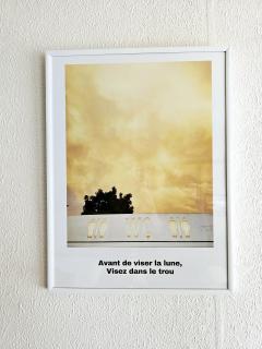 Poster déco “Viser la lune” – création artistique artisanale, illustration inspirante dorée pour intérieur moderne / Poster decoratief “Mik op de maan” – ambachtelijke kunst, inspirerende illustratie met gouden tinten voor modern interieur / Decorative poster “Aim for the Moon” – handmade art print, inspiring golden artwork for home decor