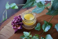Baume à lèvres naturel “Rosée” – soin artisanal à la rose, calendula et cire d’abeille, par Les Millefeuilles / Natuurlijke lippenbalsem “Rosée” – met roos, goudsbloem en bijenwas / Natural lip balm “Rosée” – handmade care with rose, calendula & beeswax