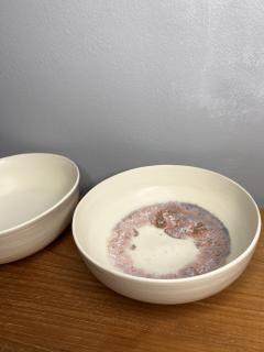 Plat en porcelaine émaillée avec rose intégrée – objet d’art de la table / Porseleinen schaal met roos – artistiek en elegant tafelobject / Glazed porcelain dish with rose – artistic and elegant tableware