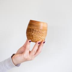 Tasse en bois sculpté à la main – naturelle, chaleureuse, parfaite à offrir / Handgesneden houten mok – natuurlijk en uniek / Handmade wooden mug – natural and ideal for gifting