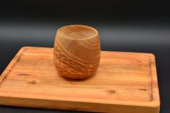 Photo de l'article Tasse texturée 1 – tasse en bois de frêne sculpté, artisanale et unique