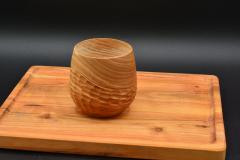 Photo de l'article Tasse texturée 2 – pièce en bois de frêne, rainures artisanales visibles