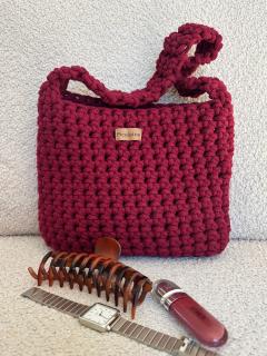 Sac crocheté bordeaux artisanal en coton recyclé, élégant et durable, pièce unique tendance, parfait comme inspiration cadeau mode original et fait main à offrir / Bordeaux gehaakte tas in gerecycleerd katoen, elegant en duurzaam, uniek trendy stuk, ideaal als modegeschenk om te geven / Handmade bordeaux crochet bag in recycled cotton, elegant and sustainable, unique trendy piece, perfect handmade fashion gift idea.