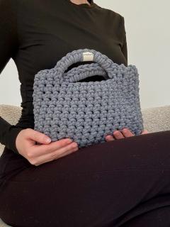 Sac crocheté gris acier en coton recyclé, création artisanale moderne et élégante, accessoire mode unique parfait comme cadeau éthique, original et durable / Grijze gehaakte tas in gerecycleerd katoen, ambachtelijk en modern, uniek modeaccessoire en ideaal als ethisch en origineel cadeau / Grey steel crochet bag in recycled cotton, handmade modern and elegant creation, unique accessory perfect as ethical and original gift.