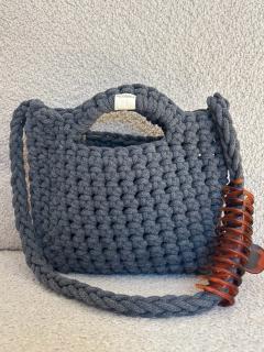 Sac crocheté gris charcoal artisanal, création en coton recyclé ultra tendance, parfait comme inspiration cadeau mode durable, pièce unique élégante et à offrir avec fierté / Grijze gehaakte tas "charcoal" van gerecycleerd katoen, trendy en duurzaam, ideaal als modegeschenk, elegant en uniek om te geven / Handmade charcoal grey crochet bag in recycled cotton, trendy and sustainable, elegant unique piece, perfect fashion gift idea to offer proudly. Picolaine