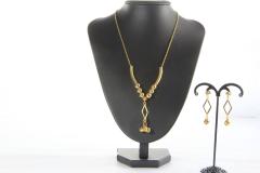Parure collier et boucles dorées avec perle et losange – Élégance artisanale / Set gouden ketting en oorbellen met parel en ruit – Ambachtelijke elegantie / Gold necklace and earrings set with pearl and diamond shape – Handmade elegance