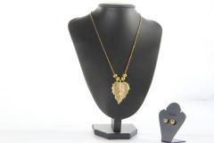 Parure collier et boucles dorées avec feuille et perle dorée – Création unique / Set gouden ketting en oorbellen met blad en gouden parel – Uniek handgemaakt / Gold necklace and earrings set with leaf and golden pearl – Unique handmade creation