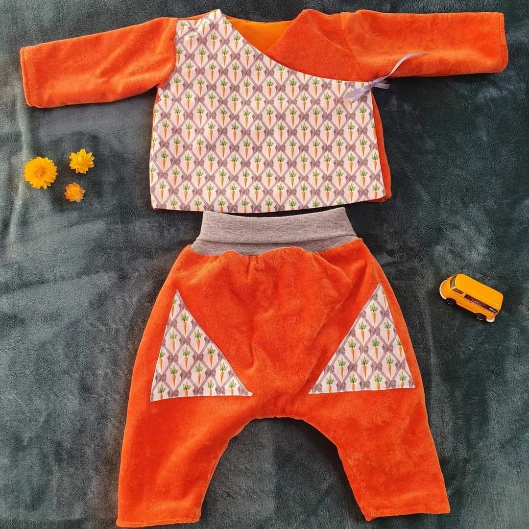 Tenue bébé Les Ethi-kets, cousue main en Belgique à partir de tissus recyclés. Ce modèle évolutif s’adapte à la croissance de l’enfant tout en alliant confort, praticité et esthétique. Chaque vêtement unique illustre la philosophie de la marque : une mode responsable, douce et colorée, parfaite comme cadeau de naissance. / Baby-outfit van Les Ethi-kets – handgemaakt in België met gerecycleerde stoffen. Comfortabel, stijlvol en ideaal als duurzaam geschenk. / Baby outfit by Les Ethi-kets — eco-friendly, adjustable, and handmade in Belgium from recycled fabrics. The perfect sustainable gift for newborns and families.