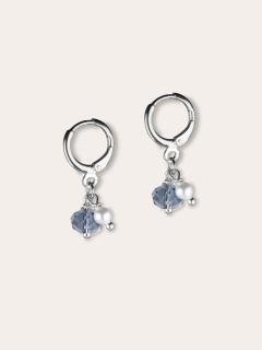 Boucles d’oreilles Balletto en nacre et cristal, touche de grâce artisanale en violet tendre. / Balletto oorbellen in parelmoer en kristal, ambachtelijke gratie in zacht paars. / Balletto earrings in mother-of-pearl and crystal, artisanal grace in soft purple.